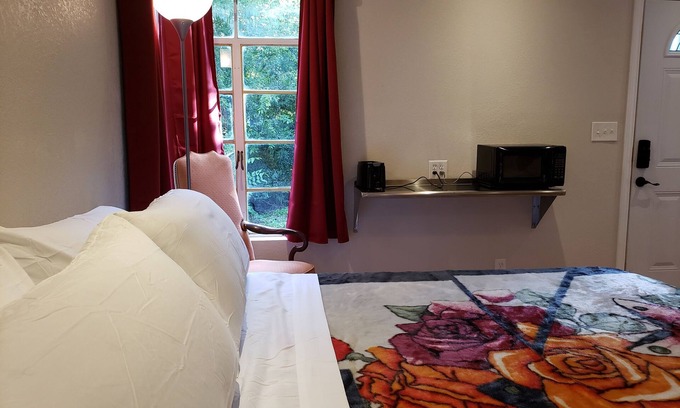Ingram Hills Apartment | King bed, Private, Keurig, Pet Friendly, Kitchenette, Secure Parking.