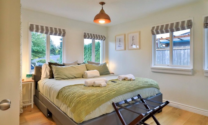 Crown Hill Apartment | King Bed Private Suite - Seattle North Ballard