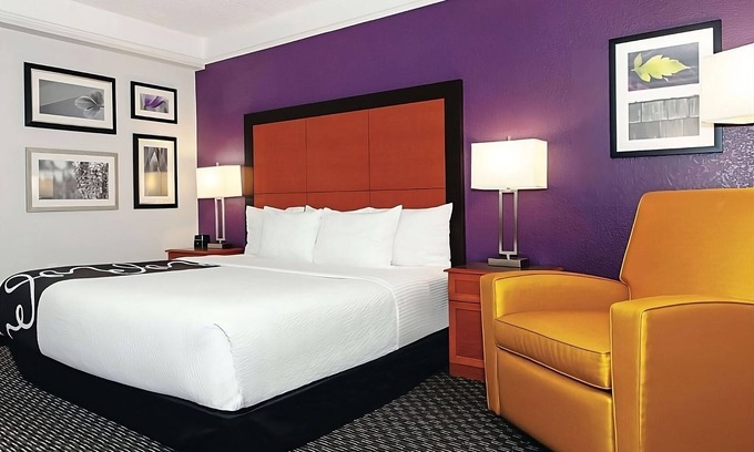 Guasti Hotel | King Bed Room at La Quinta Inn & Suites by Wyndham Ontario Airport