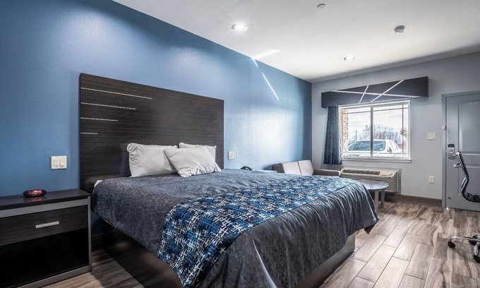 Katy Hotel | King Bed, Scottish Inn Katy, Kitchenette, Close to Mary Jo Peckham Park