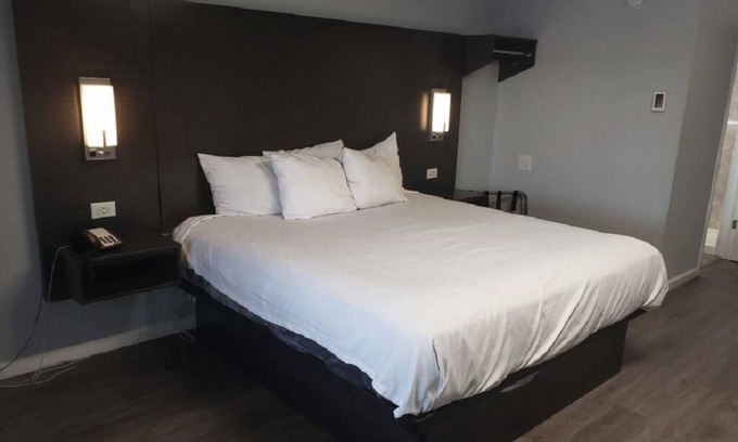 Henderson Hotel | King Bed Smoking at Envi Boutique Hotel