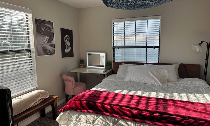 Northwest Colorado Springs Apartment | King Bed & Steps to Garden of Gods with Pool, HotTub, Sauna and Gym! Share Stay.