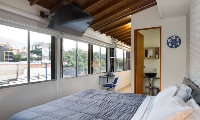Astorga Apartment | King Bed studio AC, Hot tub By Exito Two TV's