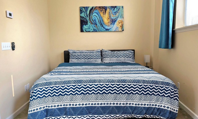 The Gate Apartment | King Bed Studio- Walking Distance to SSM and Cardinal Glennon Hospitals