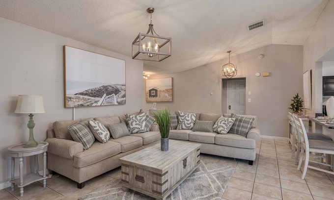 Auburndale House | King Bed Suite, Fireside Hot Tub, Gameroom