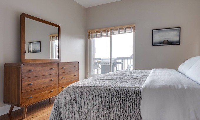Pittsburgh Apartment | King Bed! Unique City Views! Free Parking!