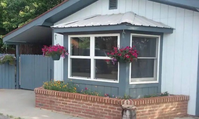 Bayfield Cottage | King Bed, Views & Peace in Bayfield Guest House