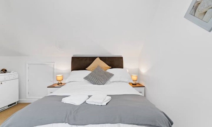 Raunds Apartment | KING Bed W/Kitchen near Rushden Lakes Free Parking
