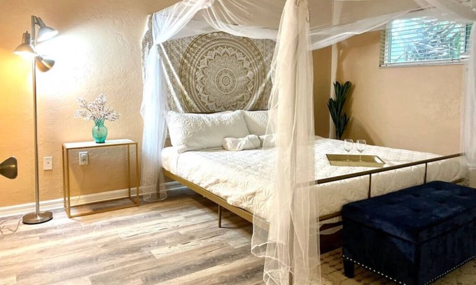 Arlington Park Apartment | King Bed Walk to Sarasota Memorial Hospital