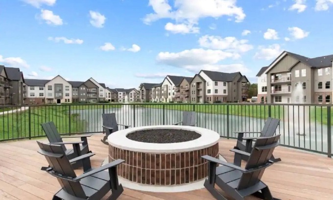 Atascocita Apartment | King Bed Water-view Flat near Lake Houston