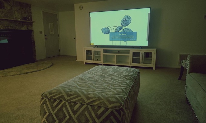 Weatherford House | King bed Weatherford square