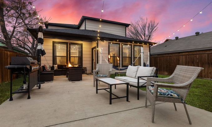 West Dallas House | King Bed with Hot Tub, PS4, FirePit, BBQ, Large yard, Garage!