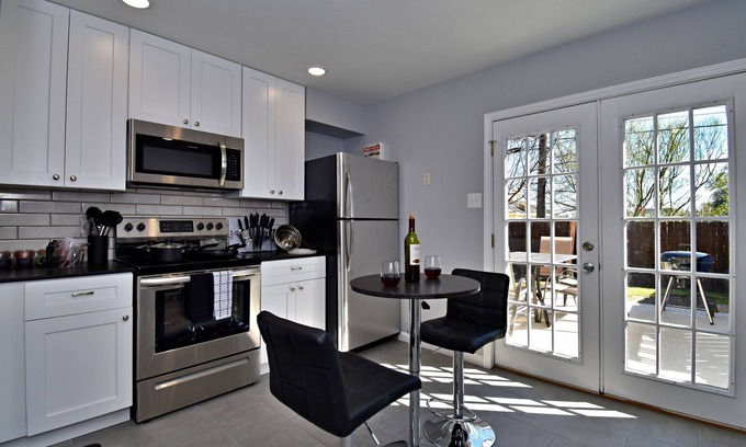 Bryan House | ✪ King Beds ✔ 2 Bdr Townhouse w/Private Backyard