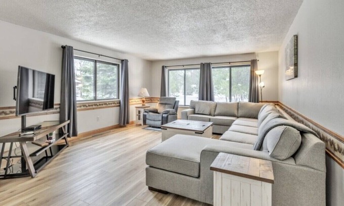 Boulder Junction Apartment | King Beds, Dogs Welcome