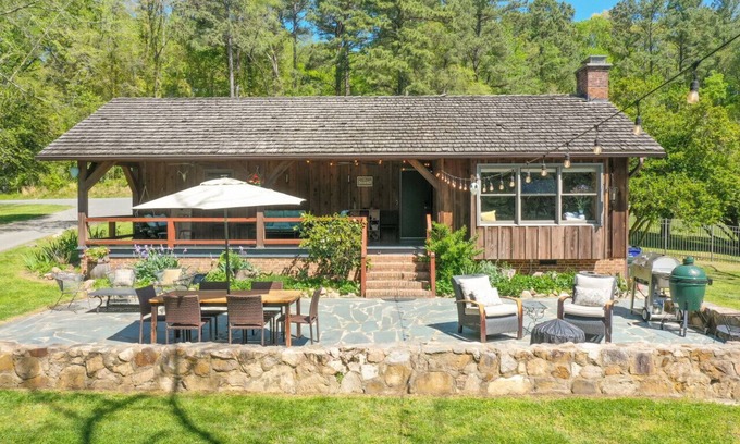 Chapel Hill Apartment | King Beds, hiking trail, swimming, fishing