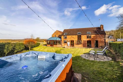 Bunny House | King Beds Hot Tub Games Room BBQ