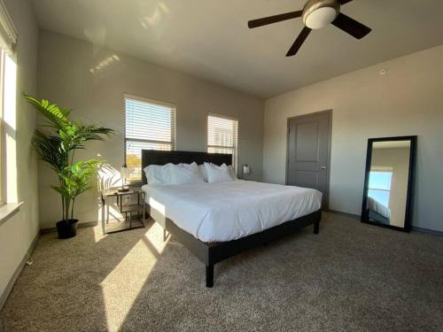 Fort Worth Apartment | KING BEDS-Lg Apt-65 inch Roku-Walk to Food and Drinks