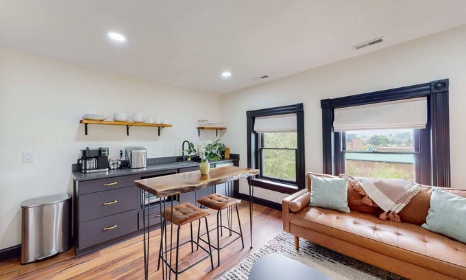 Old Louisville Apartment | King Beds|Parking|0.6 miles from UofL|Free WiFi