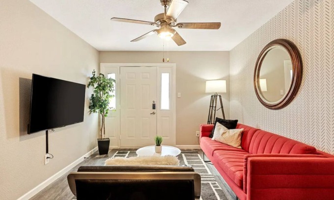 Irving House | King BR| Patio| Blkout curtns| Hospital|Tech hub