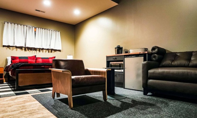 Maple Hill Hotel | King Cabin Room Osage