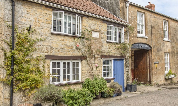 Broadwindsor Cottage | KING CHARLES COTTAGE, pet friendly, with open fire in Broadwindsor