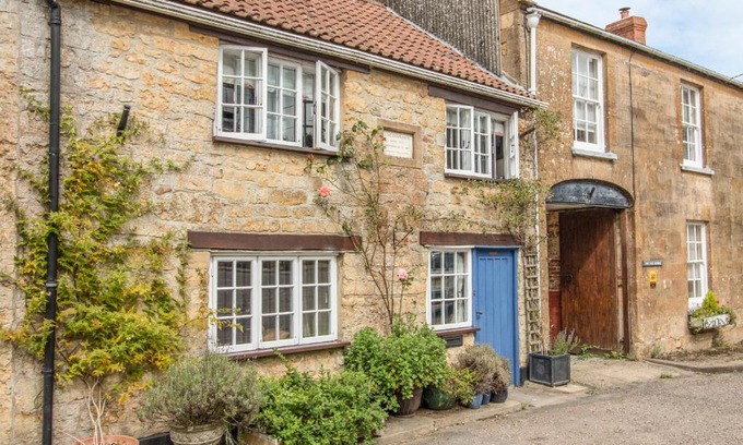 Broadwindsor House | King Charles Cottage