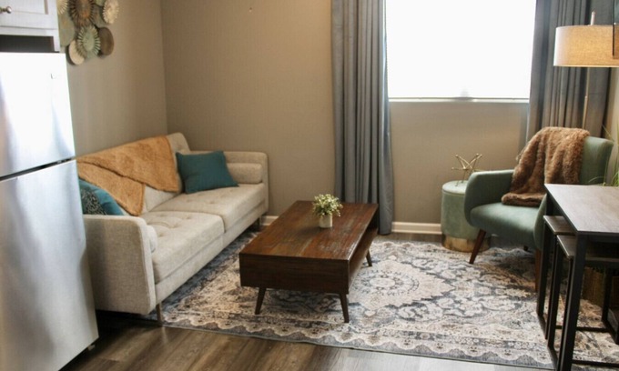 Downtown Little Rock Apartment | King Comfort in Capital Manor: Couples’ Stay Awaits