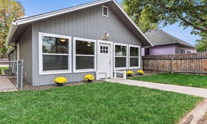 Meridian House | King Cottage in downtown Meridian