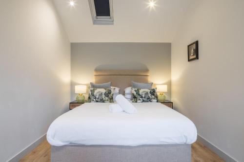 Cambridge Hotel | King Deluxe Ensuite with Courtyard View - Venn