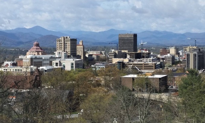 Charlotte Street Apartment | King en suites. Walk to Town center. Porches with city & mountain views.