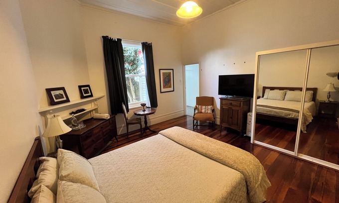 Epsom Villa | KING ENSUITE ROOM ONLY with Bathroom @ LA CASA BONITA AUCKLAND 8 Bedroom Villa.