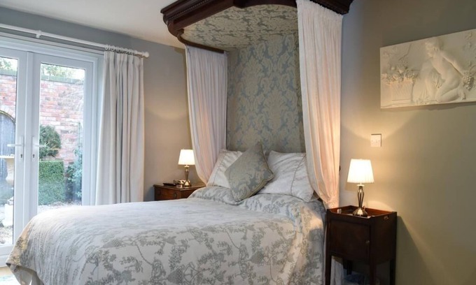 Egerton Bed & Breakfast | King Ensuite : Shower over Bath : Ground Floor