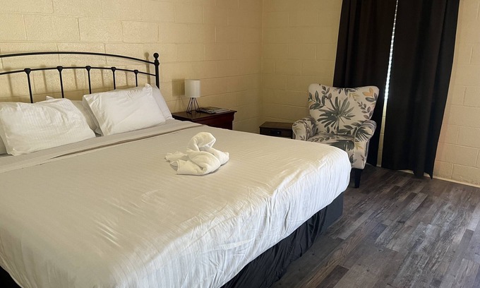 Mount Ida Apartment | King Guest Room located at the entrance to Mountain Harbor just 2 1/2 miles from Lake Ouachita. by RedAwning