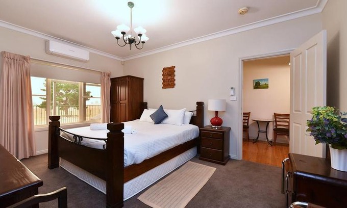 Pokolbin Apartment | King II - you can honestly walk to Bimbadgen and Hope Estate concerts
