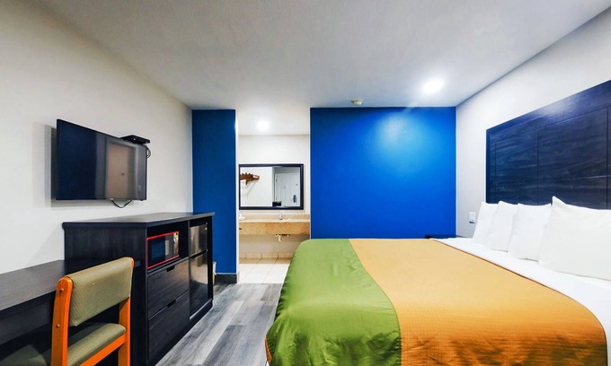 Wharton Hotel | King Kitchenette Non-Smoking Room at Scottish Inns and Suites