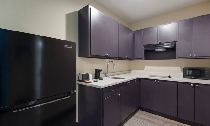 Hitchcock House | King Kitchenette Non-Smoking, Scottish Inns, Free Parking, Near Galveston Beach