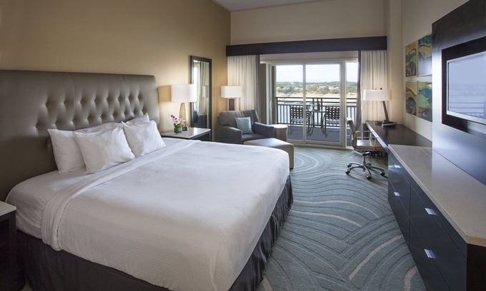 Lakeway Hotel | King Lakeview with Balcony at Lakeway Resort & Spa, Pool!