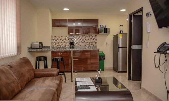 Astorga Apartment | King One bedroom AC HOT TUB ELEVATOR 2 Flat screens
