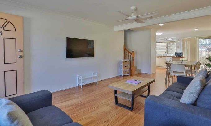 Bundaberg South House | King π, Queen and Twin 3 bed Townhouse with Air-conditioning & 2 Toilets! π
