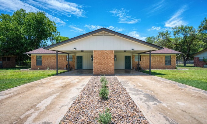 New Braunfels House | King & Queen Bed - Guadalupe Hip Haven - Near downtown New Braunfels!