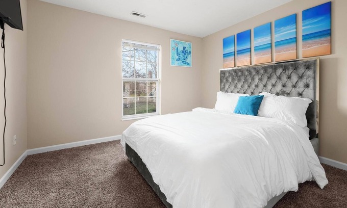 Easton Apartment | King | Queen bedroom w/Balcony Near Easton