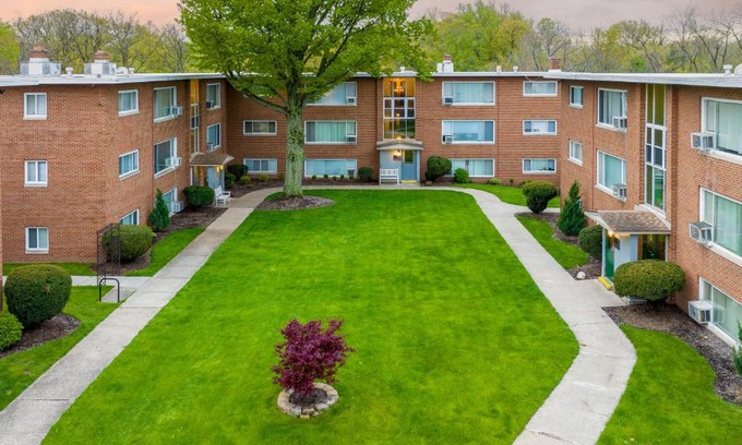 Fairview Park Apartment | King & Queen First Floor Unit! 1-2c Georgetown Villas