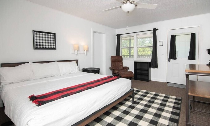 Balsam Lake Apartment | King Room 11 Outdoors Inn -Balsam Lake Upstairs