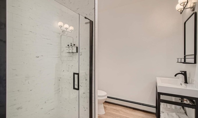 Idaho Springs Hotel | King Room, A/C, Boutique Mtn Motel Idaho Springs