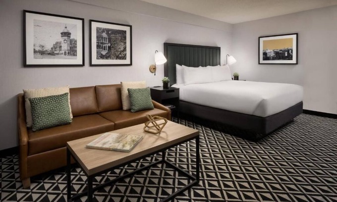 Brookline Hotel | King Room at Arcadian Hotel! Close to The Museum of Fine Arts, Boston