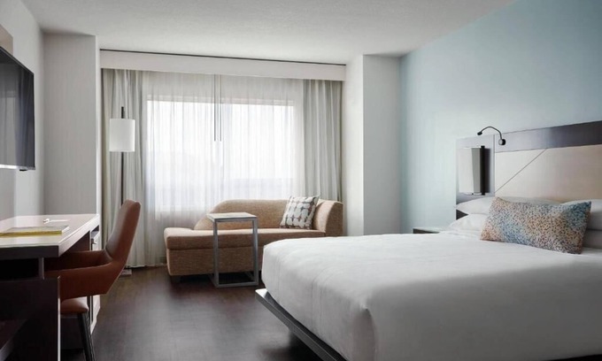 Callahan Apartment | King Room Near Bob Carr Theater ORL