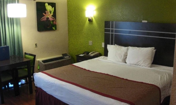 West Colonial Apartment | King Room Near Rock Lake ORL
