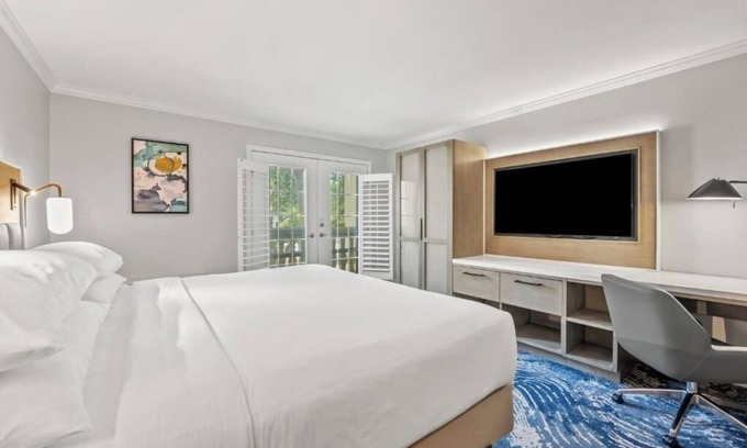 Lake Dot Apartment | King Room Near Scandalous Artistry Salon ORL