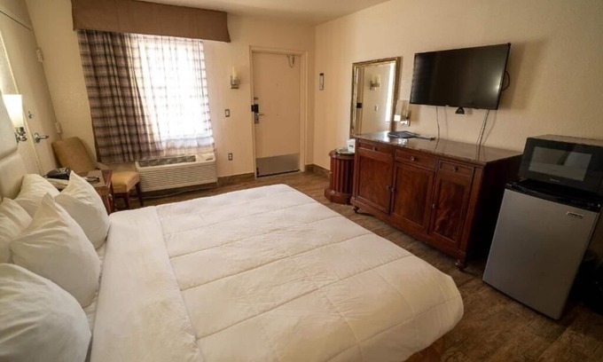 Florida City Apartment | King Room Near The Meltdown MIA