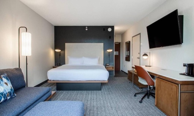 Fairvilla Apartment | King Room Near UKG Inc ORL